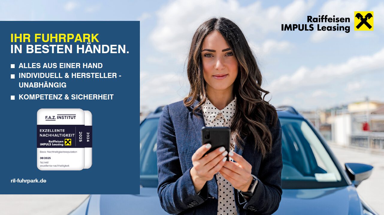 Geschäftsfrau steht vor einem Auto und schaut auf ihr Smartphone, daneben Werbebanner von Raiffeisen IMPULS Leasing mit dem Text „Ihr Fuhrpark in besten Händen“ sowie Stichpunkten zu unabhängiger Fuhrparkbetreuung.